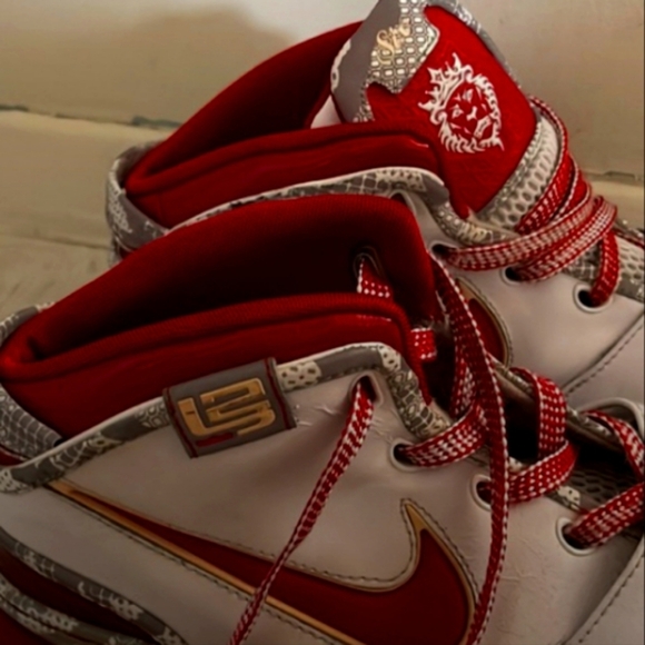 LeBron XI Ohio State Nikes - Picture 4 of 9